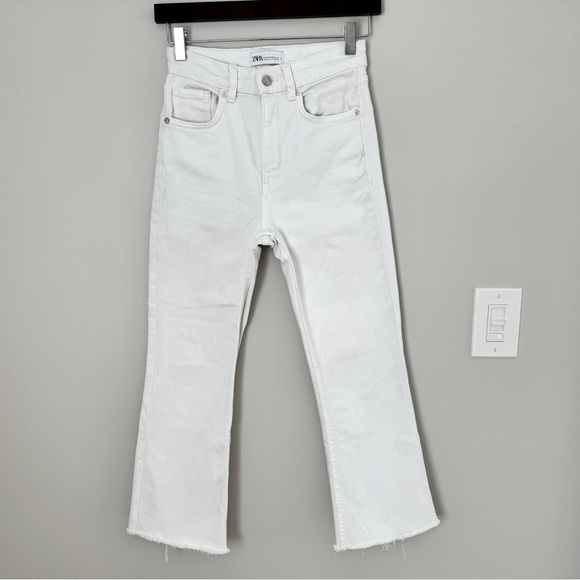 ZARA WHITE MID-RISE FLARED CROPPED JEANS size 24/2 - Picture 11 of 12